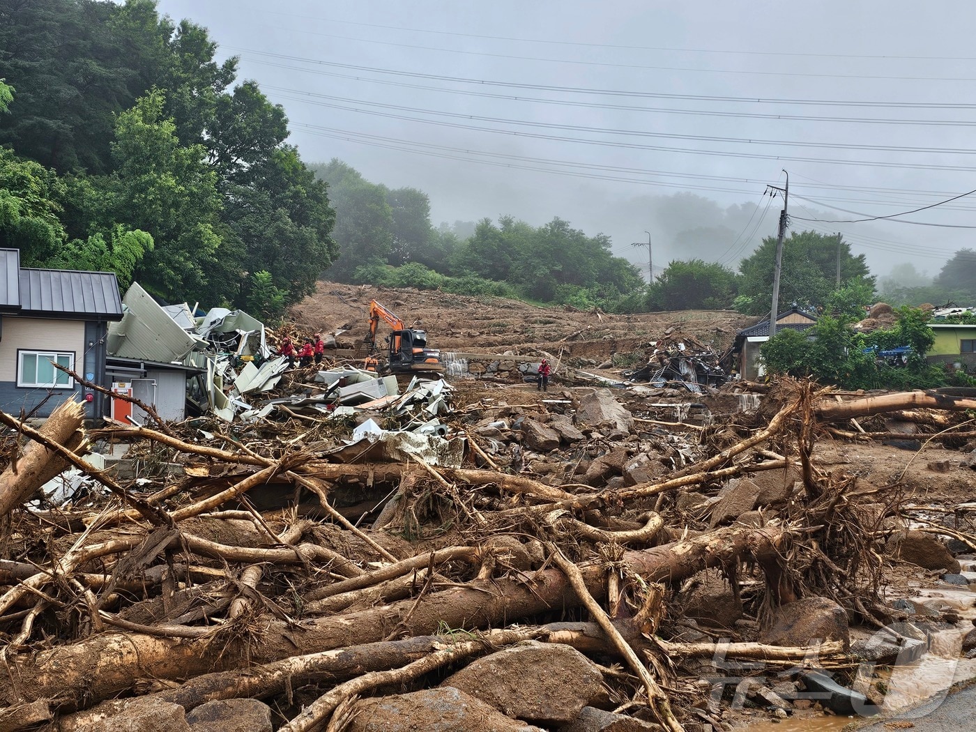 20일 오전 경남 산청군 산청읍 부리마을 산사태 현장에서 소방대원 등 관계자들이 실종자 수색 작업을 이어가고 있다. 2025.7.20/뉴스1 ⓒ News1 한송학 기자