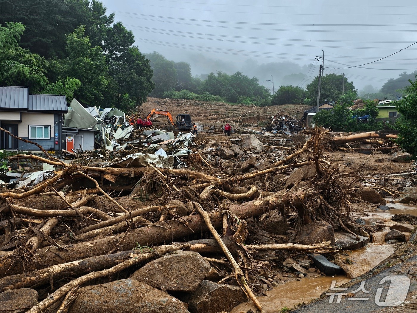 20일 산청 부리마을 산사태 피해 현장에 투입된 구조대가 무너진 잔해를 정리하며 실종자 수색을 이어가고 있다.2025.07.20/뉴스1 ⓒ News1 한송학 기자