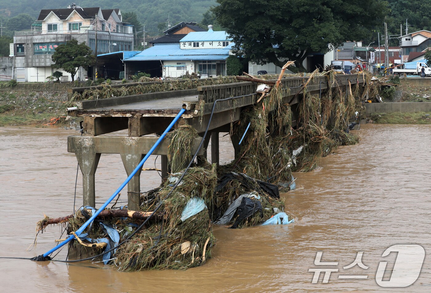 20일 경남 산청군 신안면 문대교가 폭우로 인해 붕괴돼 있다. 2025.7.20/뉴스1 ⓒ News1 윤일지 기자