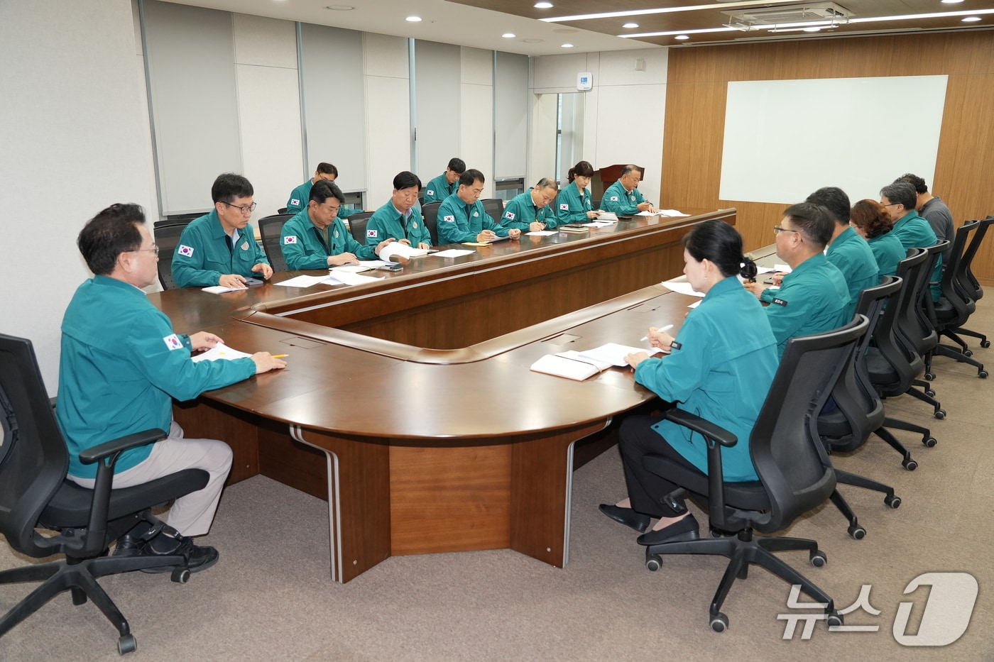 육동한 춘천시장이 20일오전 시청 중회의실에서 비상대책회의를 주재하고 있다.(춘천시 제공, 재판매 및 DB금지)
