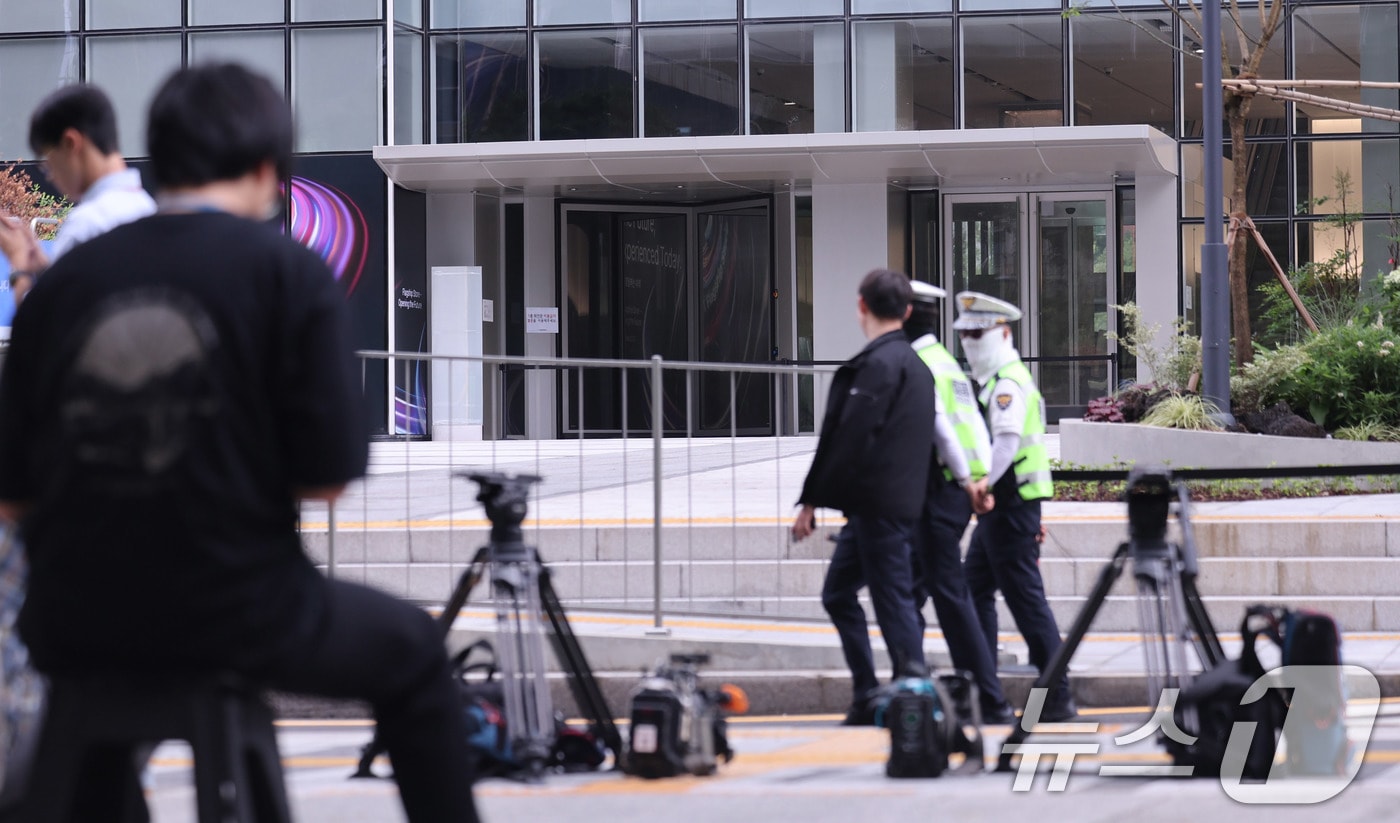 20일 서울 종로구 김건희 특검팀(민중기 특별검사) 사무실 앞에서 취재진이 대기하고 있다. 2025.7.20/뉴스1 ⓒ News1 박지혜 기자