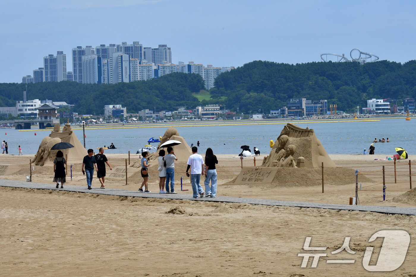 폭우가 그친 20일 경북 포항시 북구 영일대해수욕장 백사장에서 관광객들이 다양한 모래조각 작품 감상하고 있다. 2025.7.20/뉴스1 ⓒ News1 최창호 기자