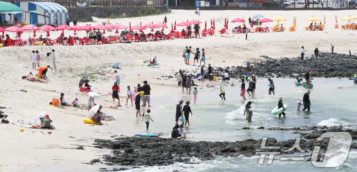 제주에 폭염특보가 발효 중인 20일 오후 제주시 애월읍 곽지해수욕장에서 피서객들이 물놀이로 더위를 쫓고 있다. 2025.7.20/뉴스1 ⓒ News1 오현지 기자