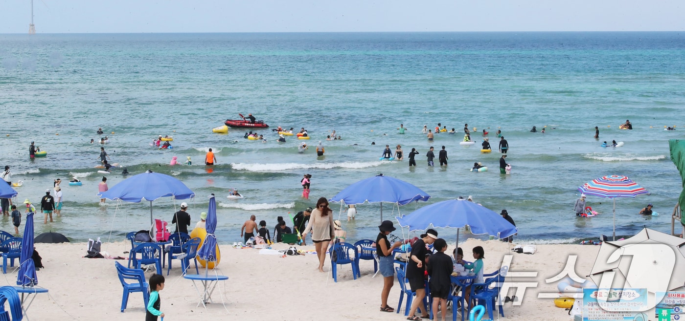 제주에 폭염특보가 발효 중인 20일 오후 제주시 애월읍 곽지해수욕장에서 피서객들이 물놀이로 더위를 쫓고 있다. 2025.7.20/뉴스1 ⓒ News1 오현지 기자