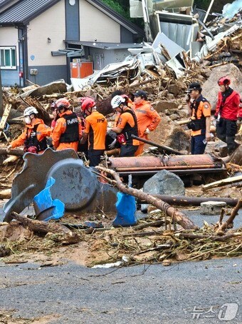 소방 당국이 20일 산청군 부리에서 실종자를 구조해 이송하고 있다. 2025.7.20/뉴스1 한송학기자