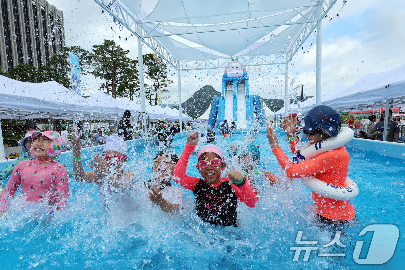 20일 오후 서울 광화문광장에서 열린 '20205 서울썸머비치'에서 어린이들이 물놀이를 하며 더위를 식히고 있다. 2025.7.20/뉴스1 ⓒ News1 황기선 기자