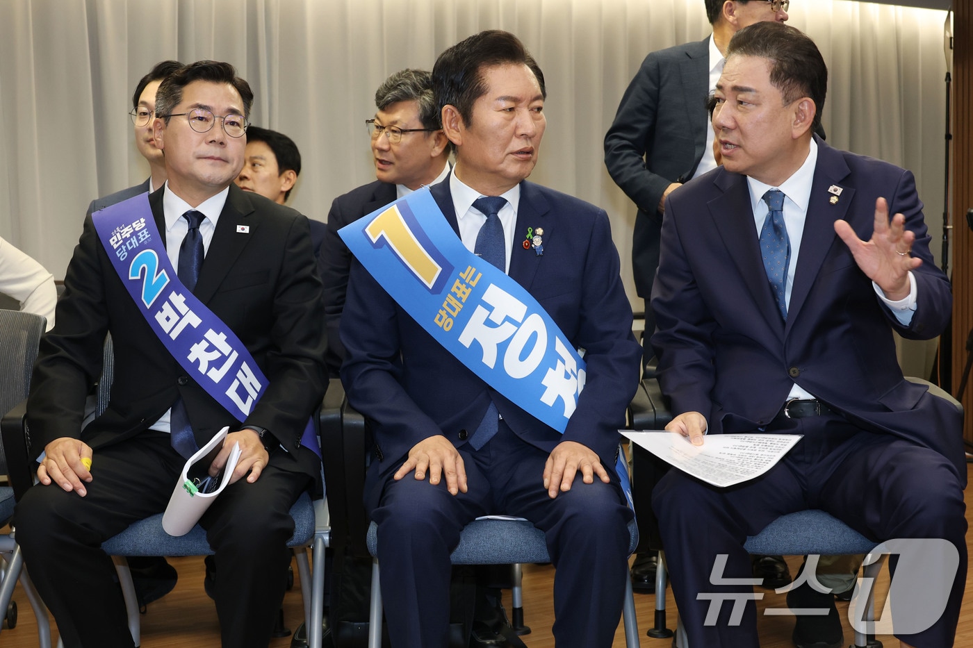 더불어민주당 김병기 당대표 직무대행 겸 원내대표(오른쪽부터)와 정청래, 박찬대 당대표 후보가 20일 오후 서울 여의도 중앙당사에서 열린 '당대표 및 최고위원 선출을 위한 영남권 합동연설회'에서 대화하고 있다. 2025.7.20/뉴스1 ⓒ News1 이광호 기자