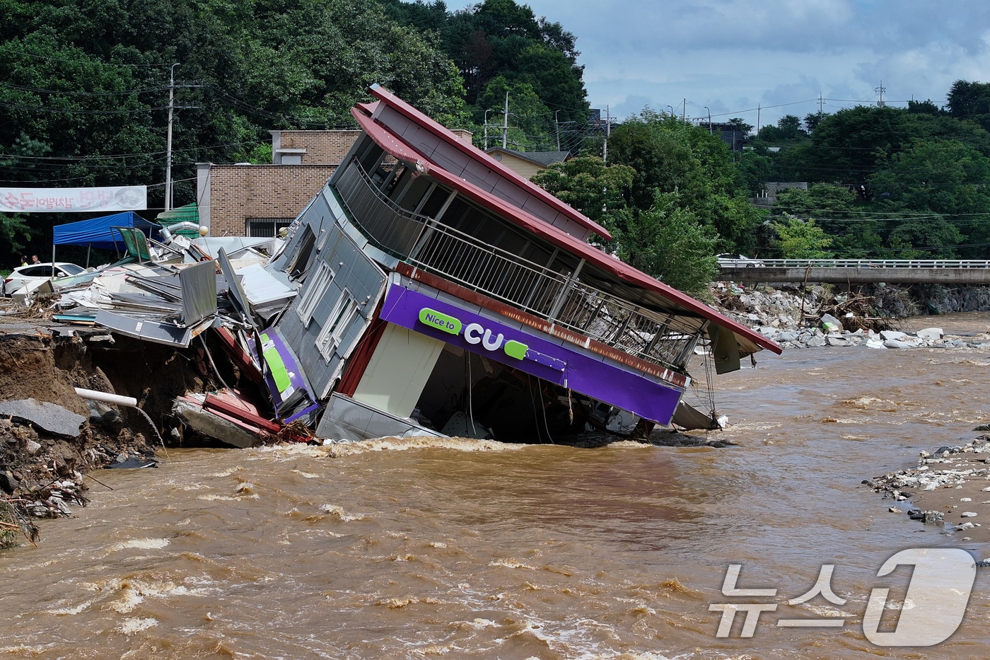 지난 7월 20일 경기 가평군 조종면의 한 편의점 건물이 집중호우에 무너져 내려 있다. 2025.7.20/뉴스1 ⓒ News1 신웅수 기자