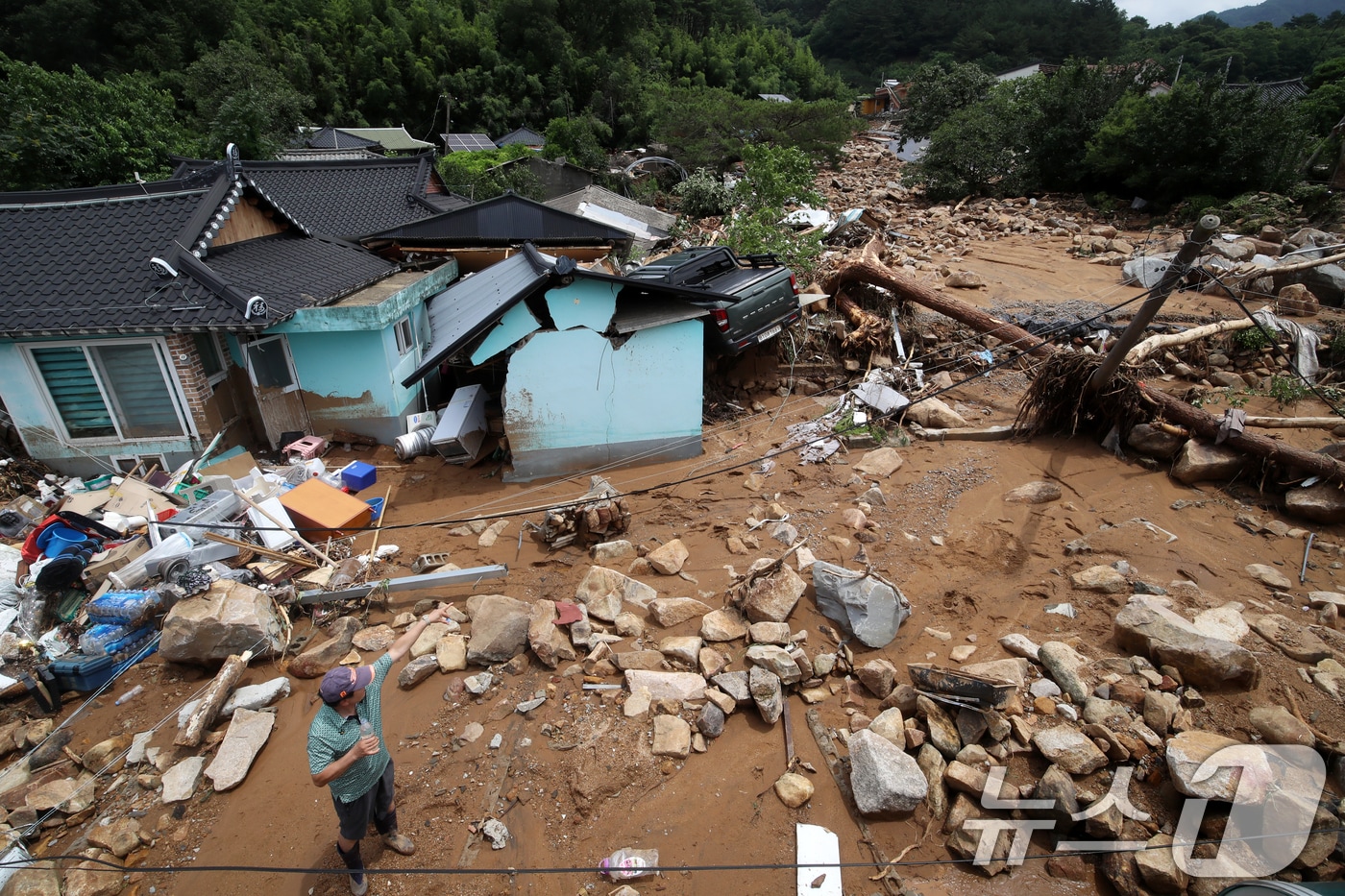 20일 경남 산청군 산청읍 외정마을에 폭우와 산사태로 토사가 흘러내려 주택 등이 파손되는 등 아수라장을 방불케 하고 있다. 2025.7.20/뉴스1 ⓒ News1 윤일지 기자