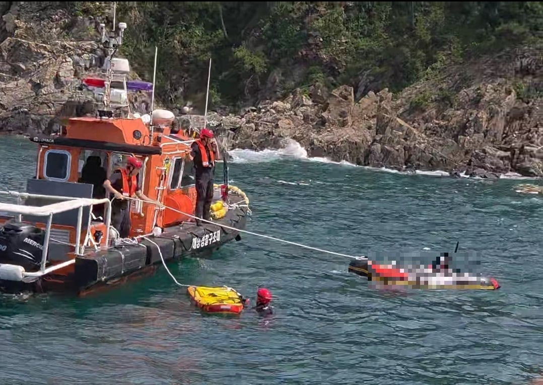 태안해경 연안구조정이 레저보트를 예인하는 모습.(태안해경 제공. 재판매 및 DB금지)/뉴스1 
