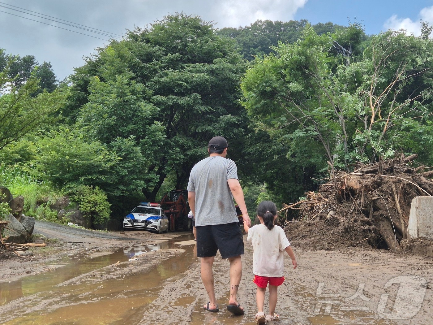 20일 경기 가평군 조종면 마일리에서 수해를 입은 주민들이 이동하고 있다. 2025.7.20/뉴스1 ⓒ News1 양희문 기자