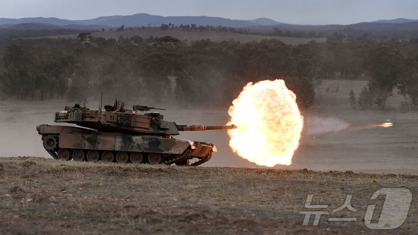 2019년 5월 9일 호주 육군 M1A1 에이브람스 전차가 멜버른에서 북쪽으로 약 100킬로미터 떨어진 퍼카푼얄 군사 기지에서 목표물을 향해 포격 훈련을 하고 있다. 2019.5.9 ⓒ AFP=뉴스1 ⓒ News1 강민경 기자