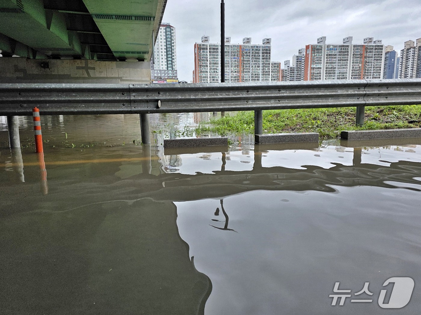 침수로 교통이 통제됐던 경북 경주시 금장교 하상도로 모습. 이곳은 19알 오전 형산강 수의 상승으로 통재됐다 9시만인 오후 7시30분쯤 통행이 재개됐다. (경주시제공, 제판매 및 DB금자) 2025.7.20/뉴스1