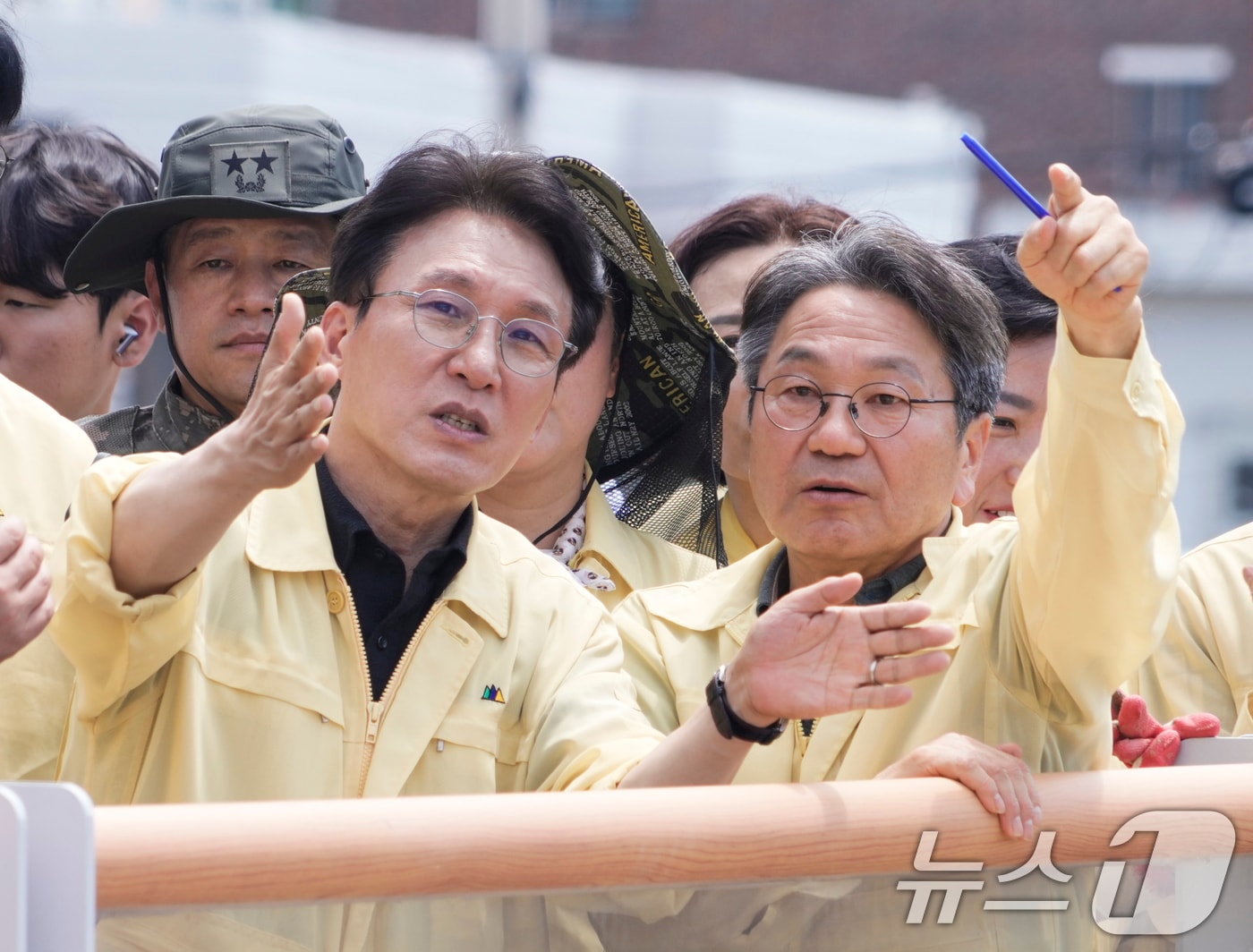 김민석 국무총리와 강기정 광주시장이 20일 극한 호우 침수 피해 지역인 광주 북구 신안교 일대를 찾아 현장을 살펴보고 있다.&#40;광주시 제공. 재판매 및 DB 금지&#41; 2025.7.20/뉴스1 