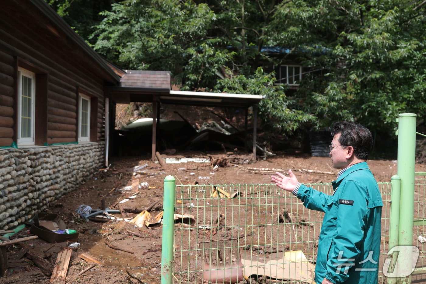 강원 춘천 안보리 피해 지역 둘러보는 육동한 춘천시장.(춘천시 제공, 재판매 및 DB금지)