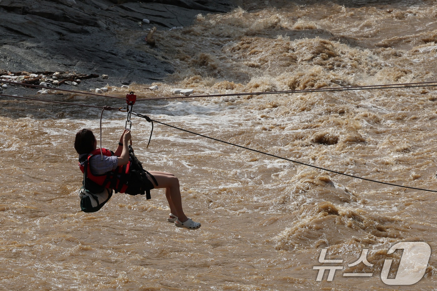 20일 경기 가평군 마일리의 한 캠핑장에 고립된 시민들이 소방 로프를 타고 탈출하고 있다. 2025.7.20/뉴스1 ⓒ News1 신웅수 기자