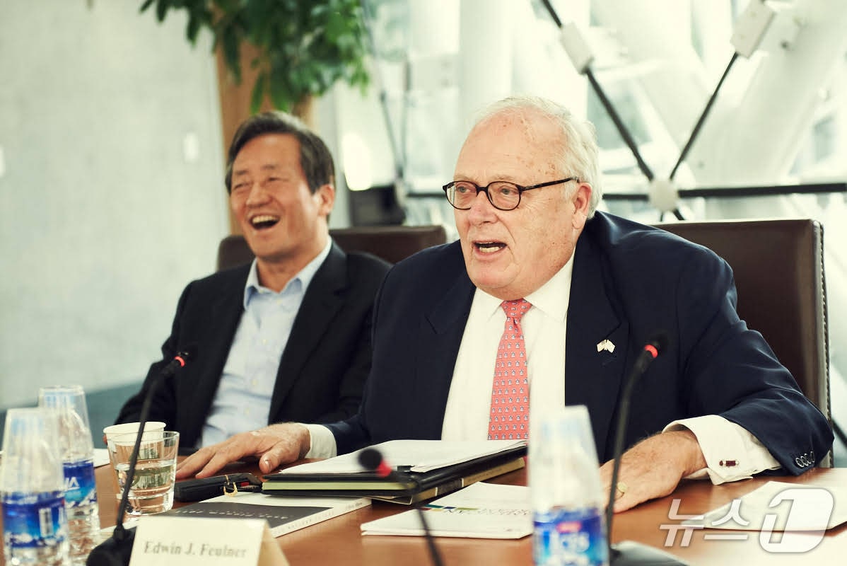 헤리티지 재단 에드윈 퓰너 박사가 아산정책연구원 정몽준 명예이사장이 좌석한 회의에서 발언을 하고 있는 모습. (아산정책연구원 제공)