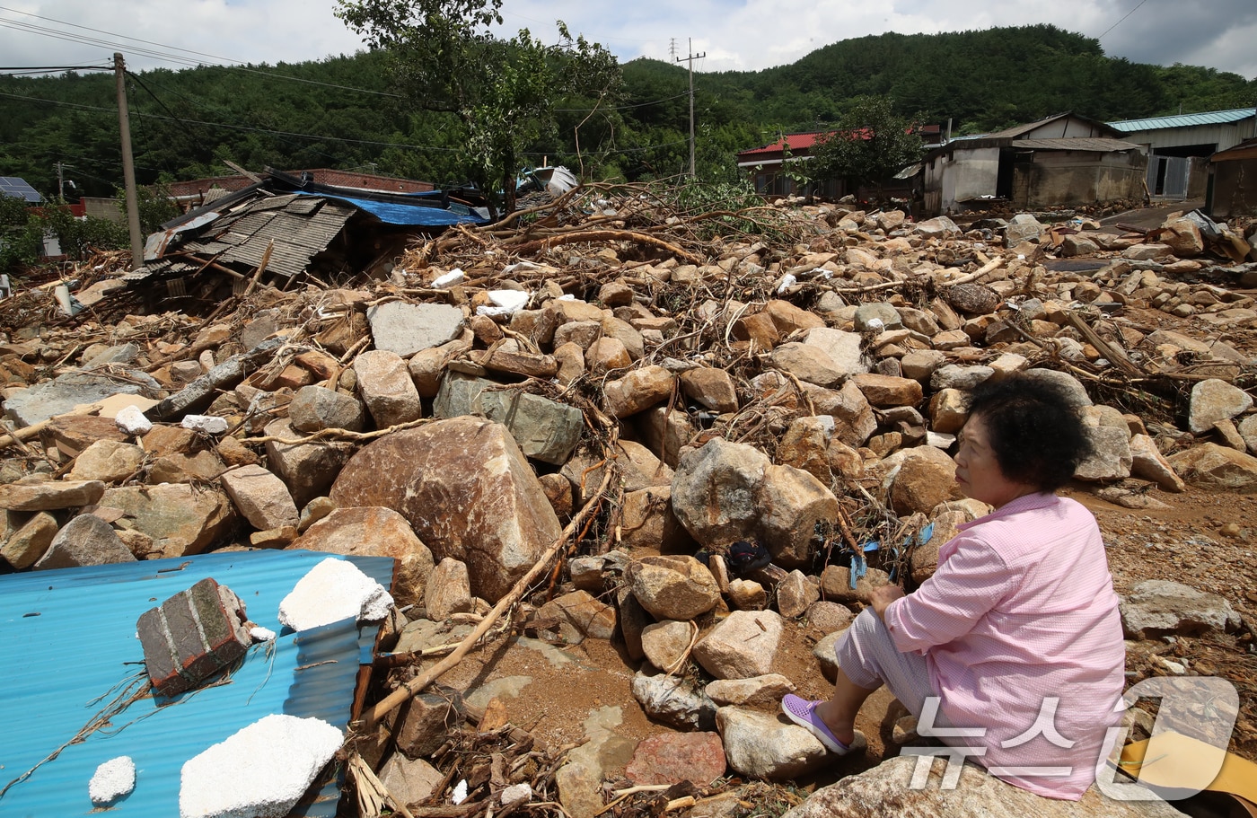 20일 경남 산청군 산청읍 외정마을에 폭우와 산사태로 토사가 흘러내려 주택 등이 파손되는 등 아수라장을 방불케 하고 있다. 2025.7.20/뉴스1 ⓒ News1 윤일지 기자