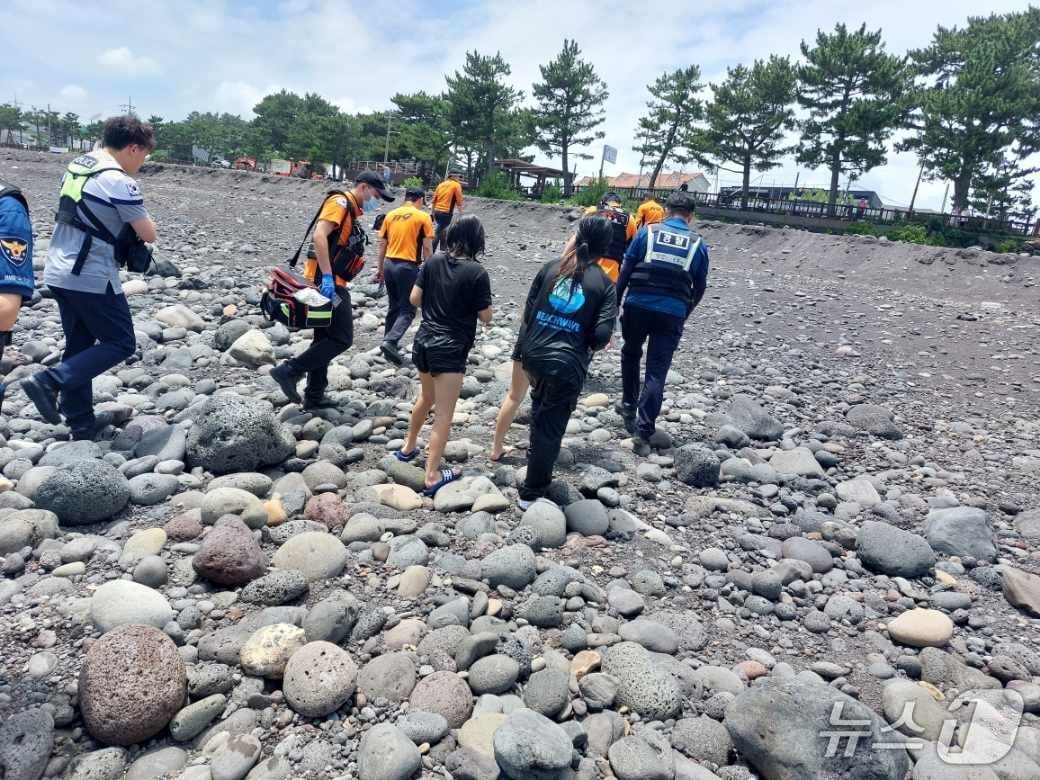 20일 제주 서귀포시 하효동 쇠소깍해변에서 물에 빠졌던 초등학생 3명이 병원으로 이송되고 있다.(제주소방안전본부 제공. 재판매 및 DB 금지)