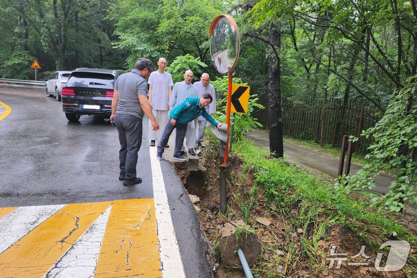 경기 남양주시 광릉수목원로 부평교~봉선사 구간을 현장 점검하는 주광덕 시장.