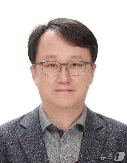국회 앞 취재진 앞에 선 강준욱 비서관