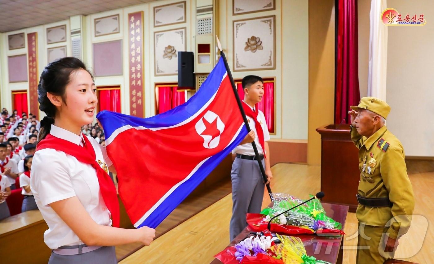 &#40;평양 노동신문=뉴스1&#41; = 북한 노동당 기관지 노동신문은 21일 전승절&#40;7월27일·정전협정체결 기념일&#41;을 앞두고 &#34;전승세대가 지녔던 위대한 조국수호 정신은 오늘도 세기와 연대를 이어가며 후대들의 가슴속에 뜨겁게 맥박치고 있다＂고 보도했다. [국내에서만 사용가능. 재배포 금지. DB 금지. For Use Only in the Republic of Korea. Redistribution Prohibited] rodongphoto@news1.kr