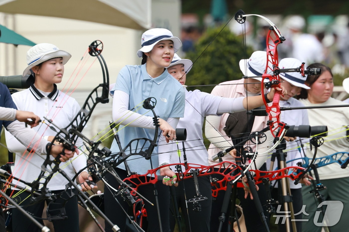 '문체부장관기 전국 남녀 중·고 양궁대회'에서 선수들이 시합 전 훈련하고 있다.(예천군 제공. 재판매 및 DB 금지)2025.7.21/뉴스1