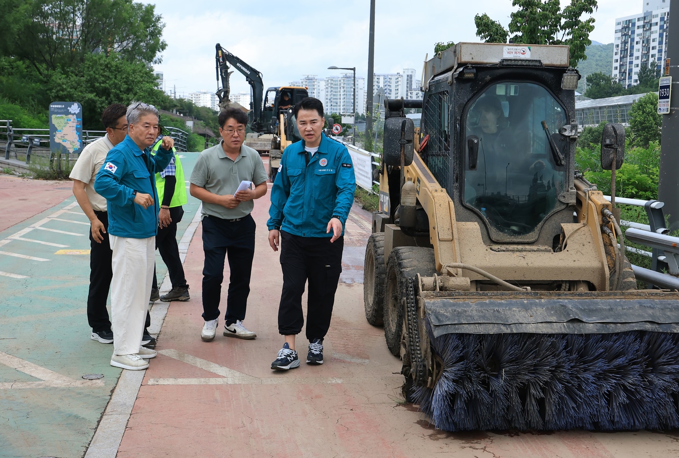 오언석 도봉구청장(가운데)이 지난 20일 중랑천을 찾아 하천 범람에 따른 피해 상황을 살피고 있다. (도봉구 제공)