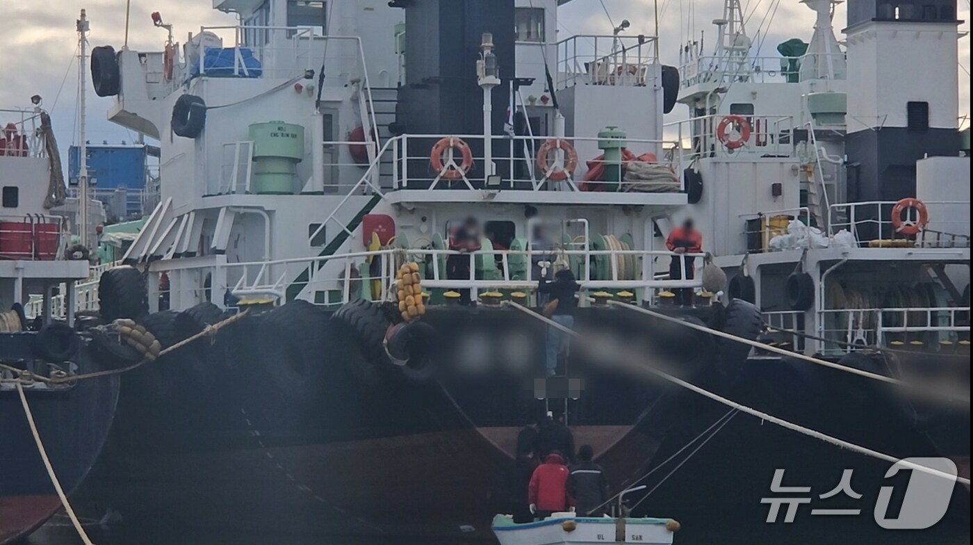 경찰이 해상유를 횡령한 석유운송선박을 압수수색하고 있다.(동부경찰서 제공. 재판매 및 DB 금지)