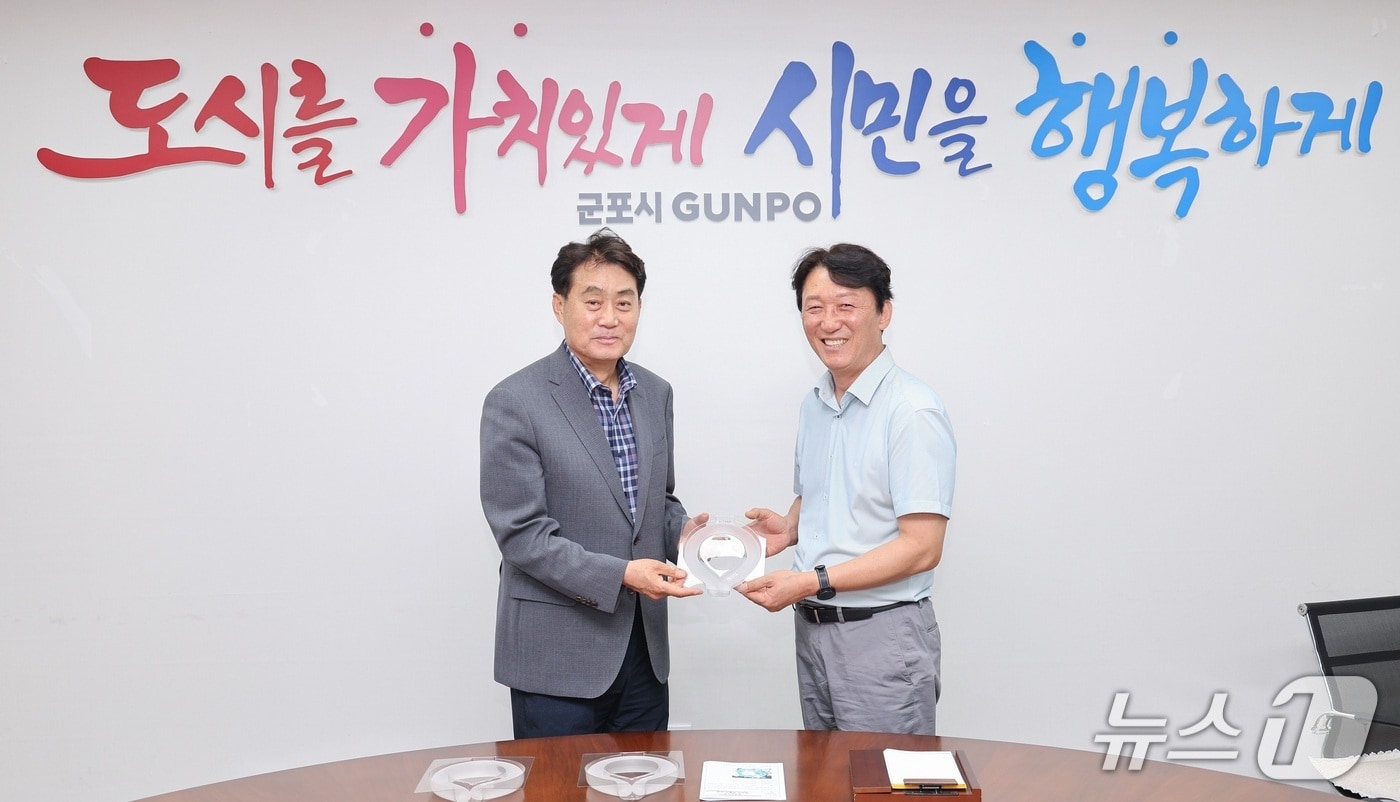 하은호 경기 군포시장이 공무직노동조합 관계자에게 넥쿨러를 전달하고 있다. (군포시 제공. 재판매 및 DB 금지) 2025.7.21/뉴스1