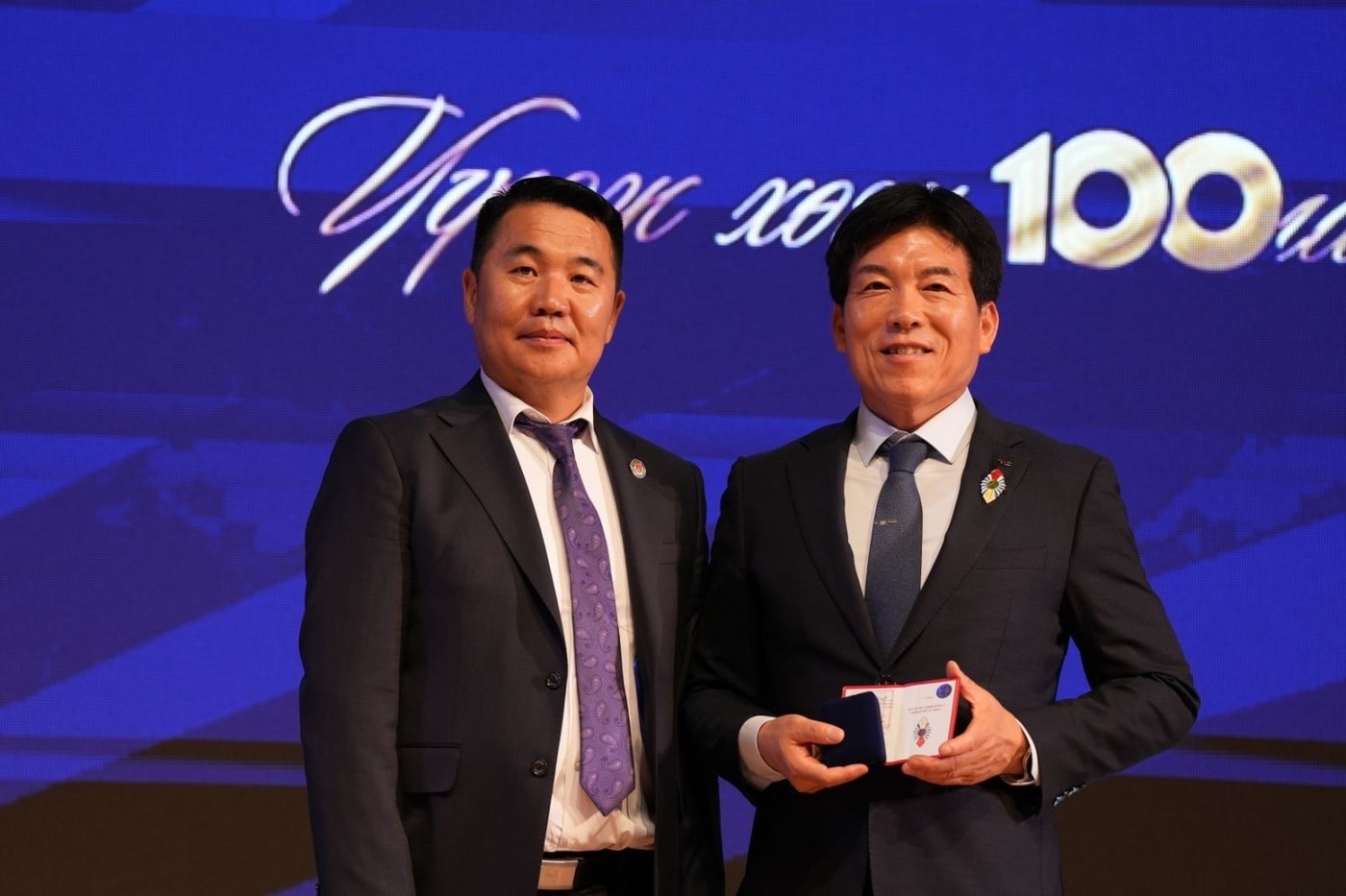 몽골 도로교통부 100주년 기념행사에서 오태석 한국교통안전공단(TS) 자동차검사본부장(오른쪽)이 공로상을 받고 사진을 찍고 있다. /한국교통안전공단(TS)