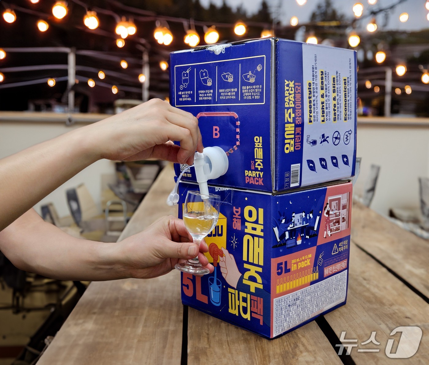'잎새주 파티팩'에서 소주를 따르는 시연 장면(보해양조 제공)/뉴스1