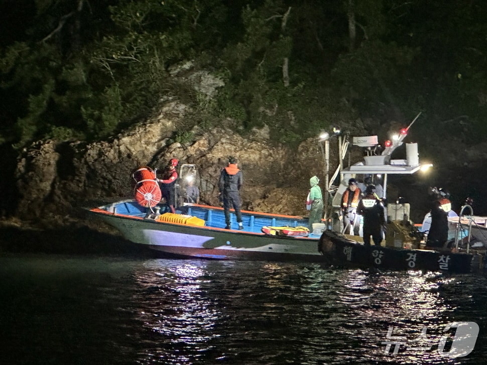 21일 0시 58분쯤 전남 완도군 치도 인근 해상에서 승선원 2명이 탄 통발어선이 좌초돼 해경이 구조하고 있다.(완도해경 제공. 재판매 및 DB 금지)