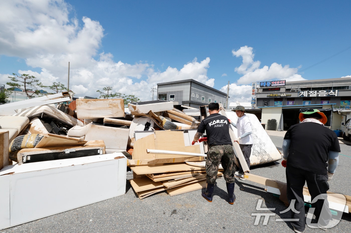 21일 집중호우로 침수 피해를 본 광주 서구 마륵동 한 가구 백화점에서 군장병들이 폐가구들을 치우고 있다. 2025.7.21/뉴스1 ⓒ News1 김태성 기자