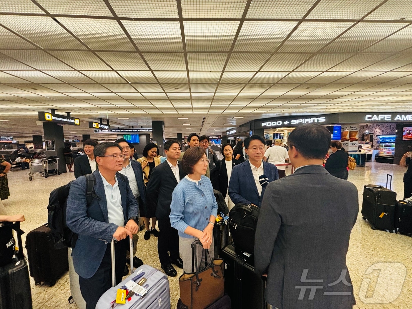 한미의원연맹 의원들이 지난해 미국 워싱턴DC 인근 덜레스국제공항에 도착해 일정에 대해 밝히고 있다.(주미대사관 입법관실 사진제공) ⓒ News1 류정민 특파원