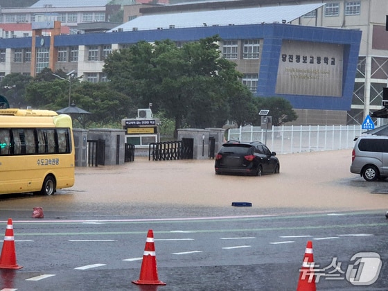 지난 16일부터 내린 폭우로 침수된 당진초등학교 모습. (독자 제공, 재판매 및 DB금지) / 뉴스1 