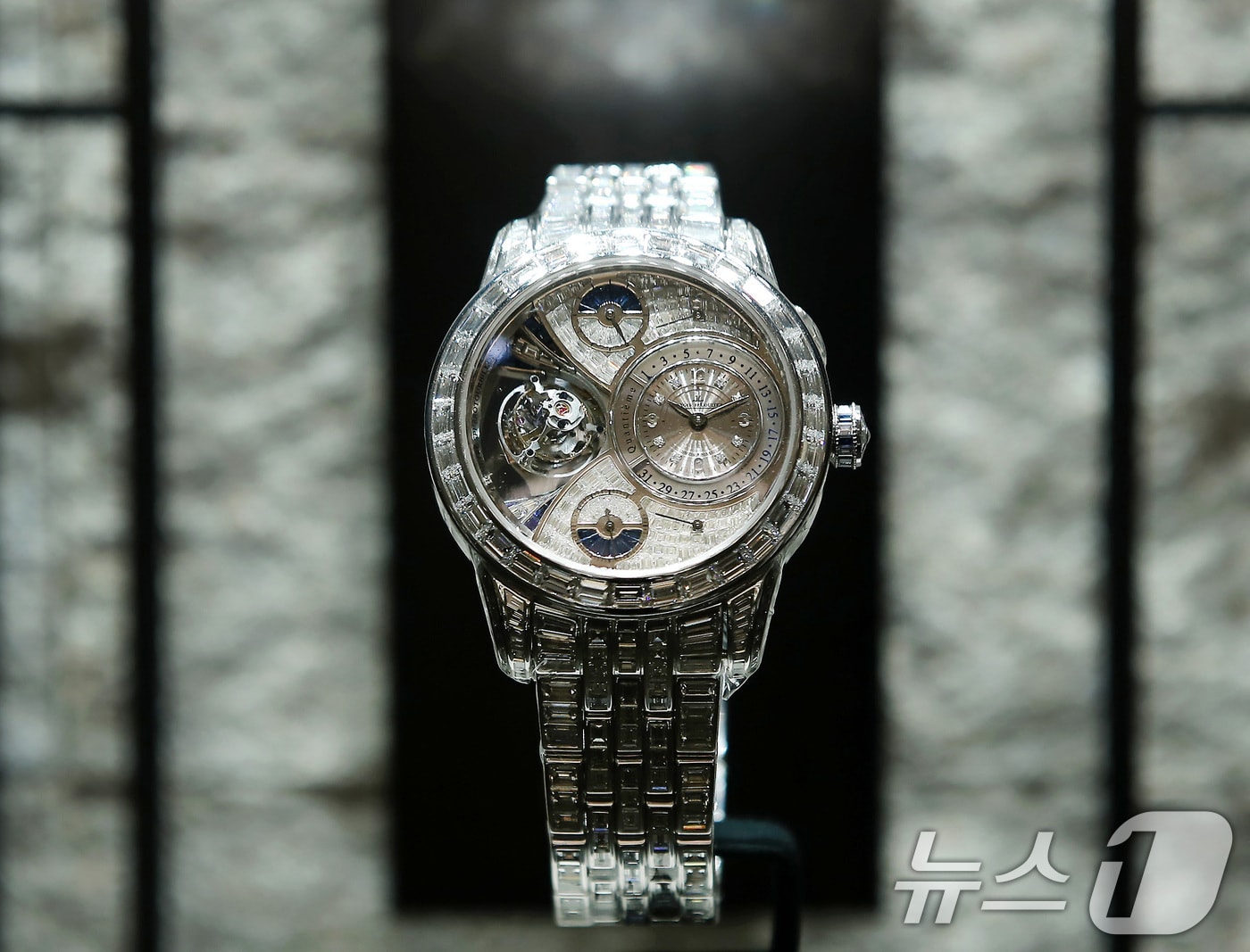 21일 대구신세계백화점에서 스위스 명품 시계 브랜드 '예거 르쿨트르'가 19억 원대의 '듀오미터 스페로투르비옹' 모델을 전시해 눈길을 끌고 있다. 예거 르쿨트르는 오는 27일까지 백화점 1층 예거 르쿨트르 부티크에서 메종의 진귀한 마스터피스를 전시한다. 2025.7.21/뉴스1 ⓒ News1 공정식 기자