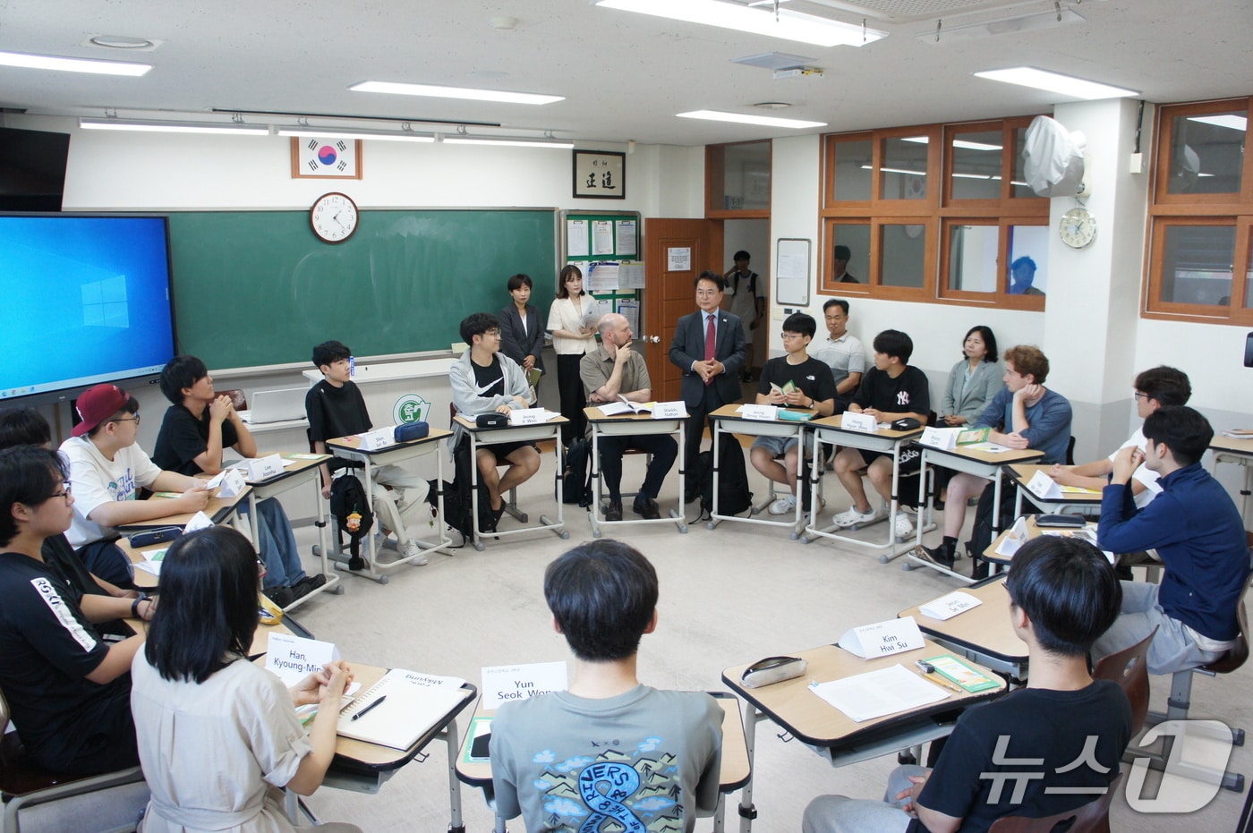 육동한 춘천시장, 춘천고에서 열리는 ‘Great Books 캠프’ 참관.(춘천시 제공, 재판매 및 DB금지)