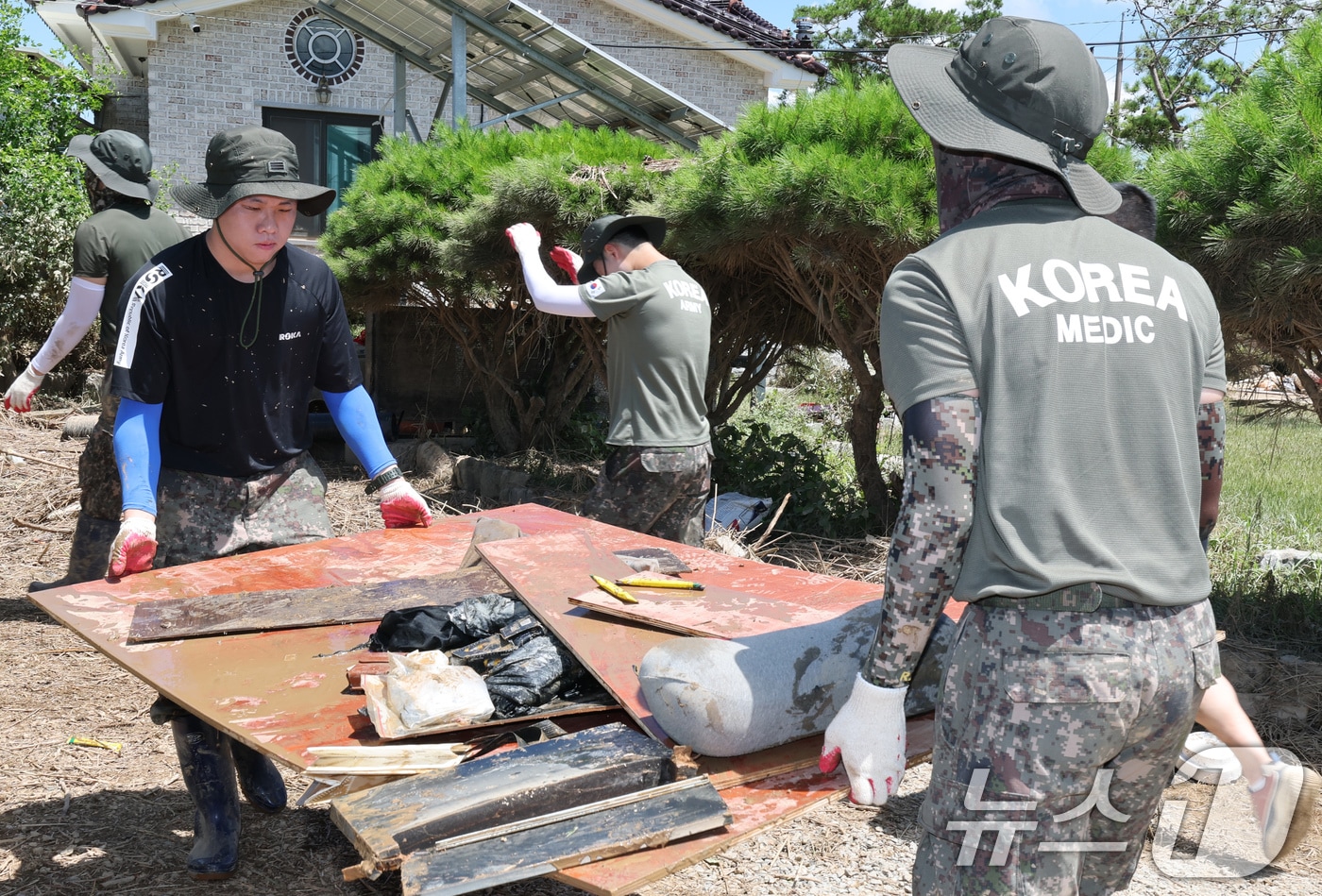 육군 32사단 장병들이 21일 충남 에산 삽교읍 일대에서 수해복구를 하고 있다. 2025.7.21/뉴스1 ⓒ News1 김기태 기자