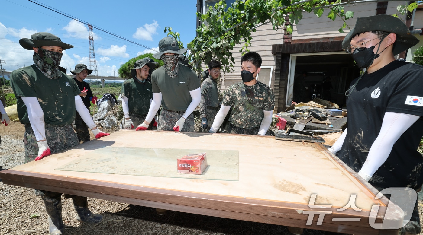 23일 폭염특보가 내려진 대전·충남은 최고 체감온도가 33도 내외까지 올라 더울 것으로 예보됐다. 육군 32사단 장병들이 21일 충남 에산 삽교읍 일대에서 수해복구를 하고 있다. 2025.7.21/뉴스1 ⓒ News1 김기태 기자