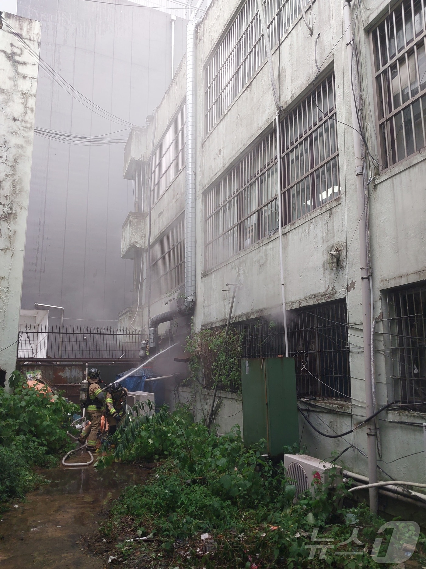 21일 오후 1시 57분쯤 광주 동구 금남빌딩 1층에서 불이 나 소방당국이 진화 작업을 하고 있다. &#40;동부소방 제공. 재판매 및 DB 금지&#41; 2025.7.21/뉴스1 