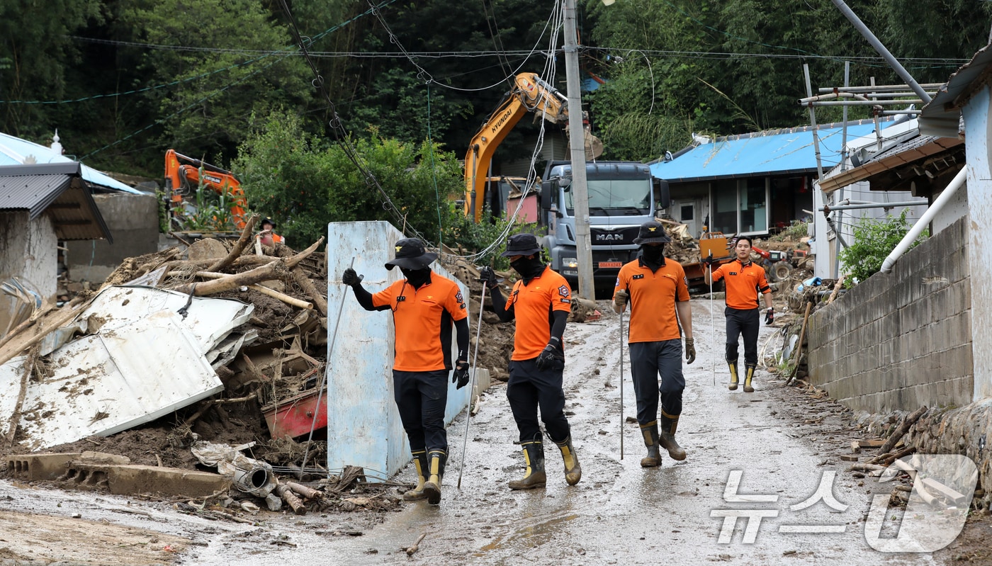 21일 폭우와 산사태 피해를 입은 경남 산청군 산청읍 모고마을에서 실종자 수색작업이 이뤄지고 있다. 2025.7.21/뉴스1 ⓒ News1 윤일지 기자
