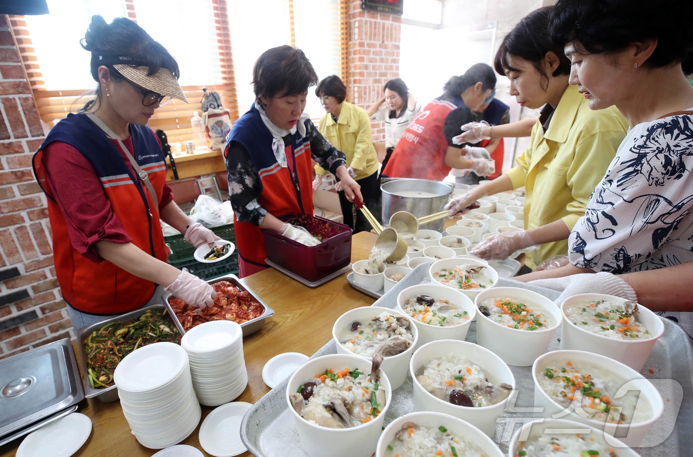 21일 광주 북구 신안동 신안교회에서 열린 수해 피해 주민 위로 삼계탕 나눔 행사에서 구청 복지정책과 직원, 솔잎쉼터 봉사단들이 주민과 복구활동 봉사원들에게 삼계탕 배식봉사를 하고 있다.(광주 북구 제공. 재판매 및 DB 금지)