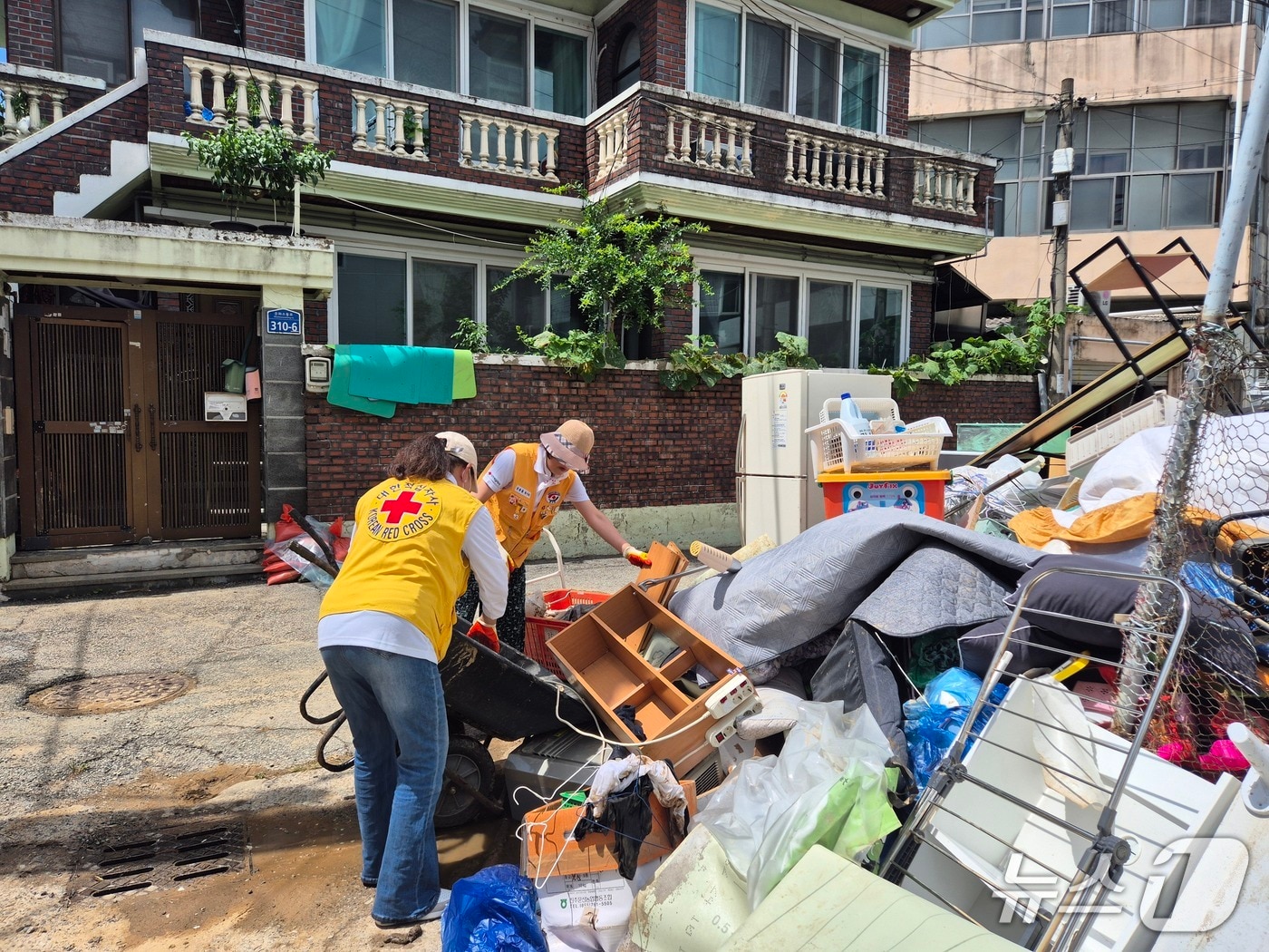 21일 대한적십자사 광주전남지사가 침수 피해 입은 주민을 위해 광주 북구 문흥동 일대에서 복구활동을 벌였다. &#40;적십자사 제공. 재판매 및 DB 금지&#41;