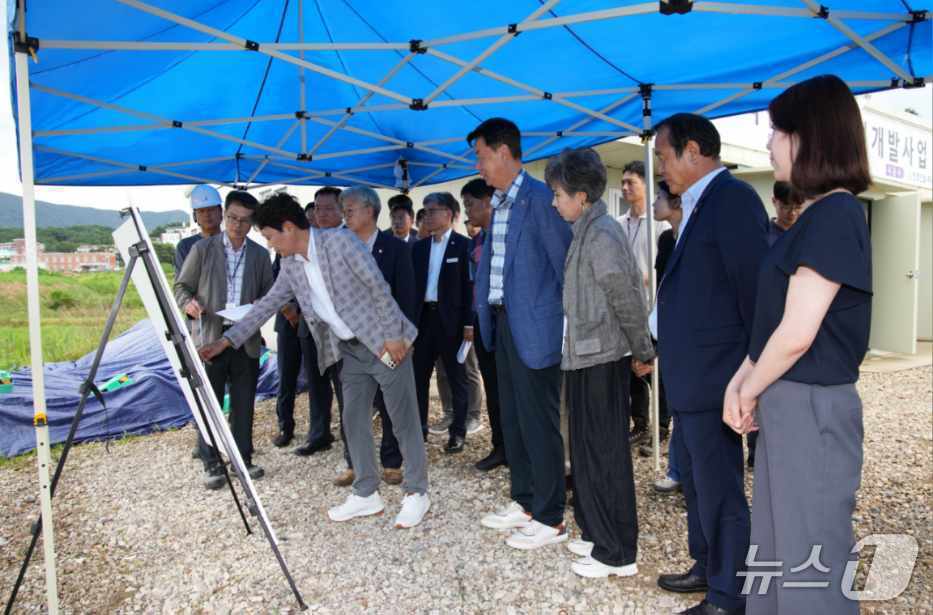 21일 전북도의회 경제산업건설위원회가 전북개발공사가 추진 중인 전주 에코17블록 공공주택 건설사업장을 방문했다.(의회제공. 재판매 및 DB금지)2025.7.21/뉴스1