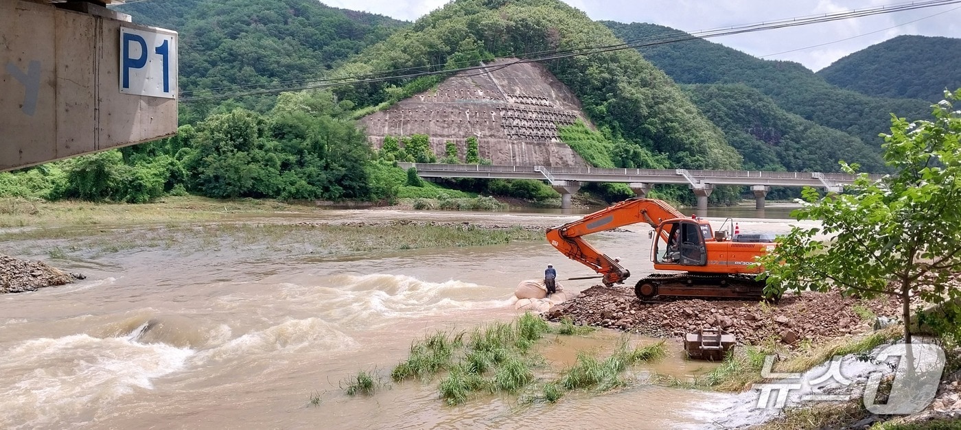 지난 20일 누수 예상지역인 울주군 범서읍 사연교 인근에서 물막이 작업이 진행 중이다. (울산시 제공. 재판매 및 DB 금지) /뉴스1