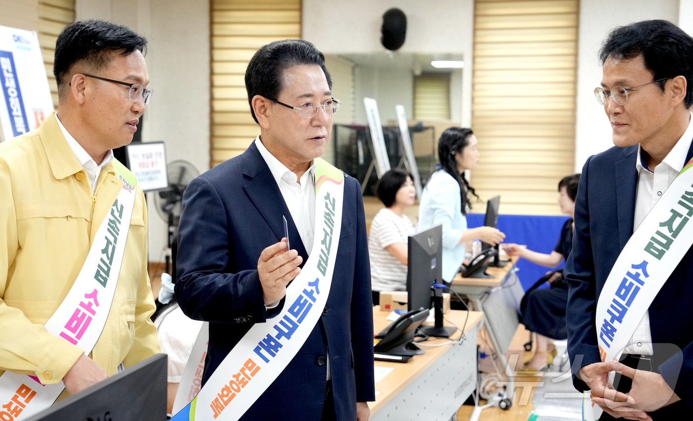 민생회복 소비쿠폰 지급 첫날인 21일 김영록 전남지사가 목포시 부주동 행정복지센터를 방문, 관계자들을 격려하고 도민들과 인사를 나누고 있다.&#40;전남도 제공. 재배포 및 DB 금지&#41; 2025.7.21/뉴스1