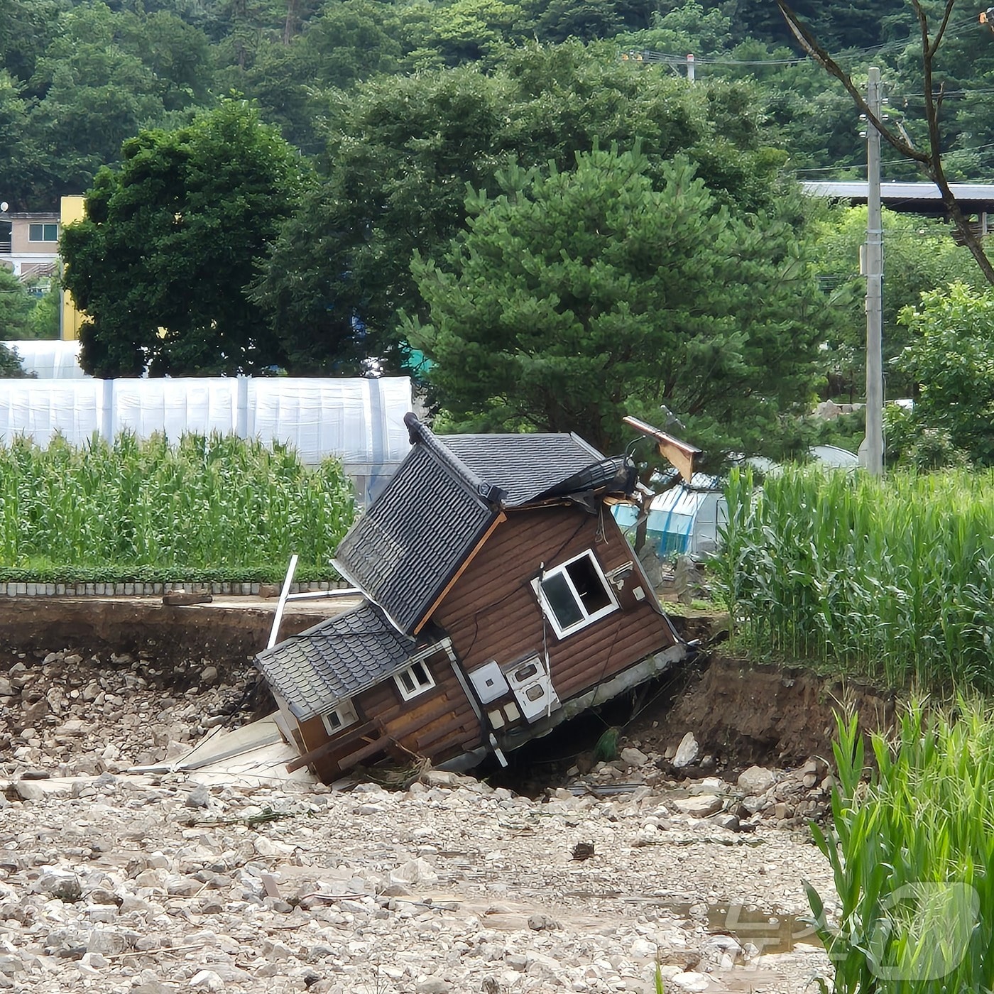 21일 경기 가평군 조종면 마일1리 한 주택이 기울어져 있다. 이 지역은 전날 폭우로 마일천이 불어나며 큰 피해를 입었다.2025.7.21/뉴스1 ⓒ News1 양희문 기자