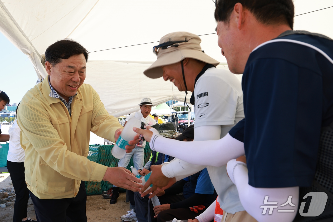 울산 동구가 연일 폭염 속에서 공공일자리 사업에 참여 중인 현장 근로자들의 안전을 위해 현장 점검과 격려 활동을 실시했다고 21일 밝혔다.(울산 동구 제공. 재판매 및 DB금지)/뉴스1