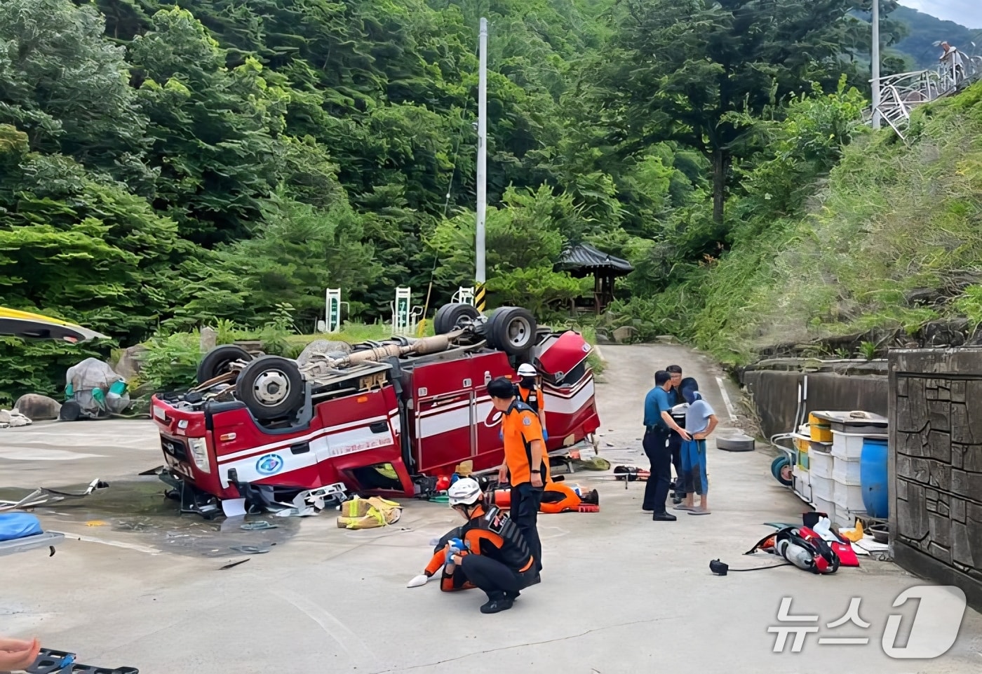 21일 오후 1시21분쯤 경북 영천시 신녕면 치산리에서 소방차가 추락해 소방관 3명이 다치는 사고가 발생했다.(영천시 제공. 재판매 및 DB 금지)2025.7.21/뉴스1
